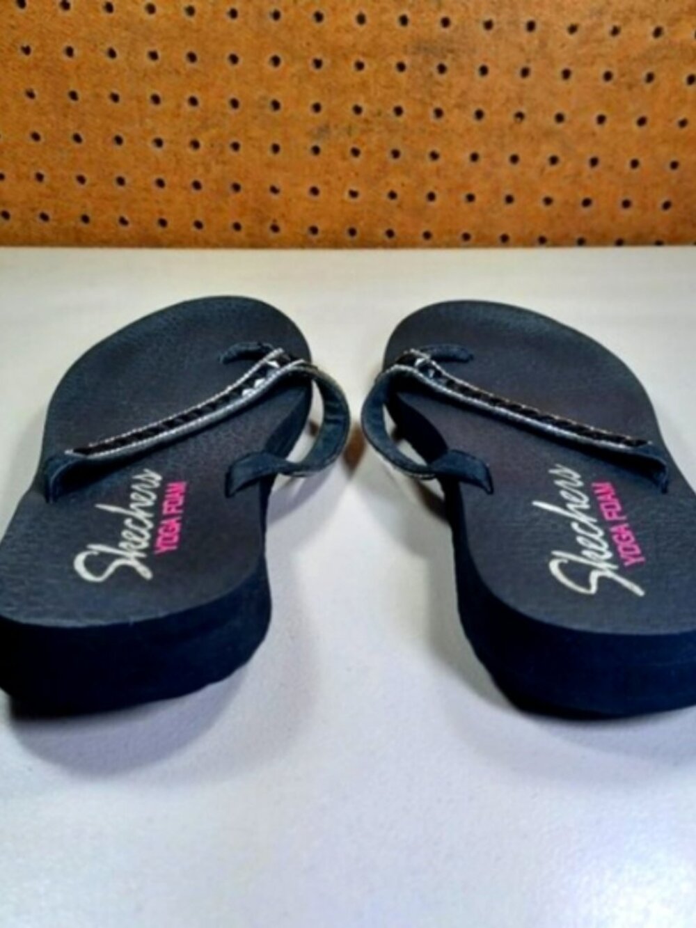 Skechers womens black Yoga Foam studded flip flop sandals 8 M - Picture 3 of 6